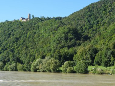 Tuna Nehri üzerinde bir nehir gezisi