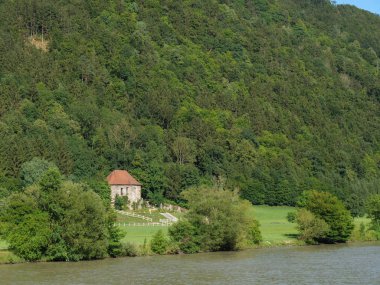 Tuna Nehri üzerinde bir nehir gezisi