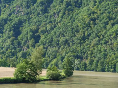 Tuna Nehri üzerinde bir nehir gezisi