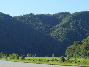 Tuna Nehri üzerinde bir nehir gezisi