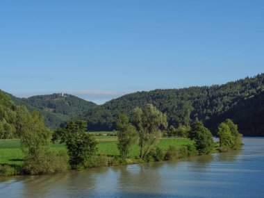 Tuna Nehri üzerinde bir nehir gezisi