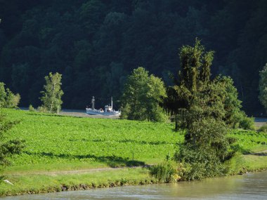 Tuna Nehri üzerinde bir nehir gezisi