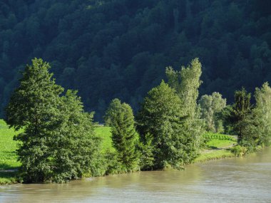 Tuna Nehri üzerinde bir nehir gezisi