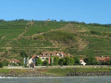 Tuna Nehri üzerinde bir nehir gezisi