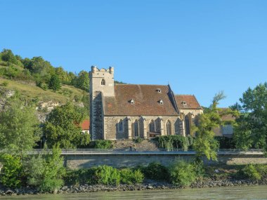 Tuna Nehri üzerinde bir nehir gezisi