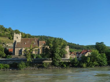 Tuna Nehri üzerinde bir nehir gezisi
