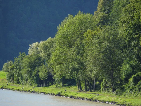 Tuna Nehri üzerinde bir nehir gezisi