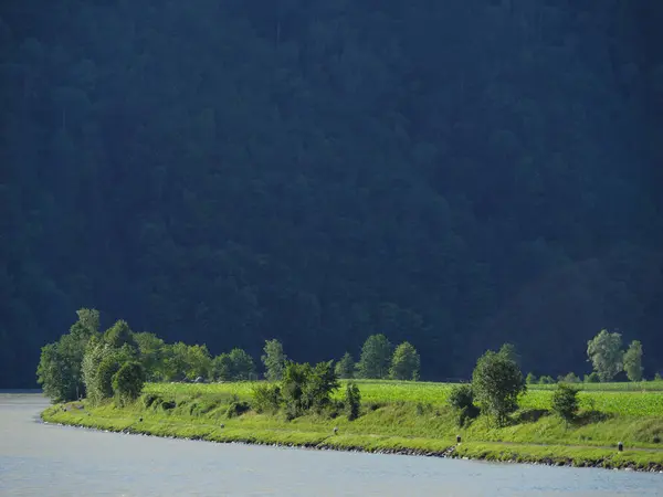 Tuna Nehri üzerinde bir nehir gezisi