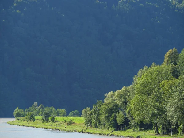 Tuna Nehri üzerinde bir nehir gezisi