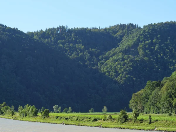 Tuna Nehri üzerinde bir nehir gezisi