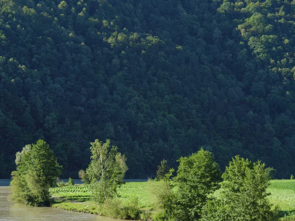 Tuna Nehri üzerinde bir nehir gezisi