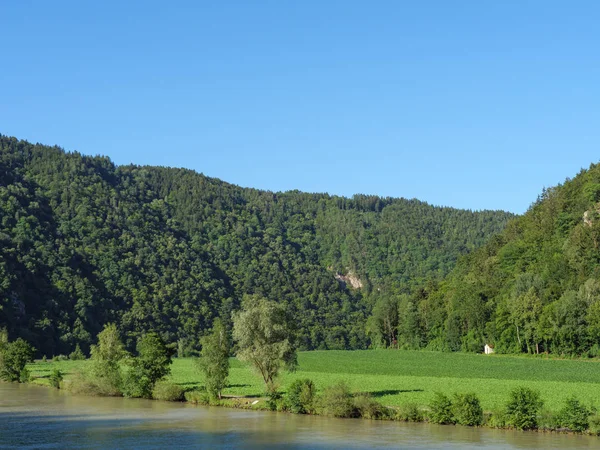 Tuna Nehri üzerinde bir nehir gezisi