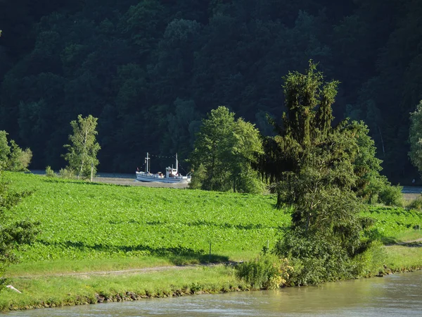 Tuna Nehri üzerinde bir nehir gezisi