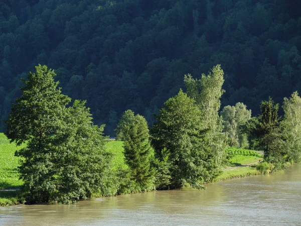 Tuna Nehri üzerinde bir nehir gezisi