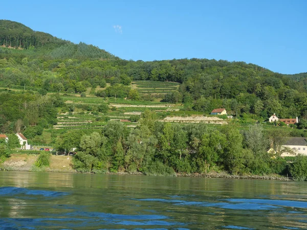 Tuna Nehri üzerinde bir nehir gezisi