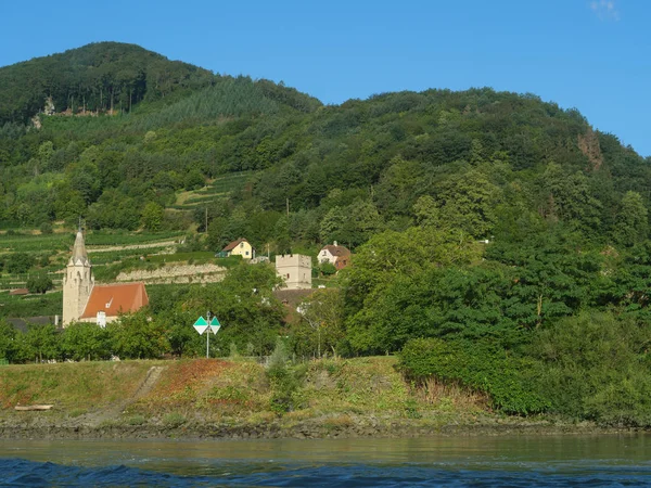 Tuna Nehri üzerinde bir nehir gezisi