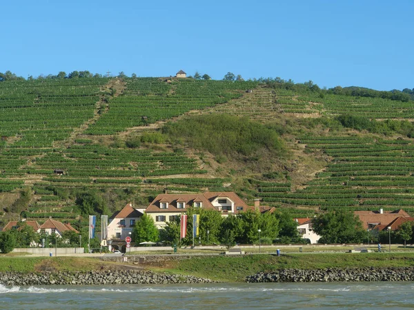 Tuna Nehri üzerinde bir nehir gezisi