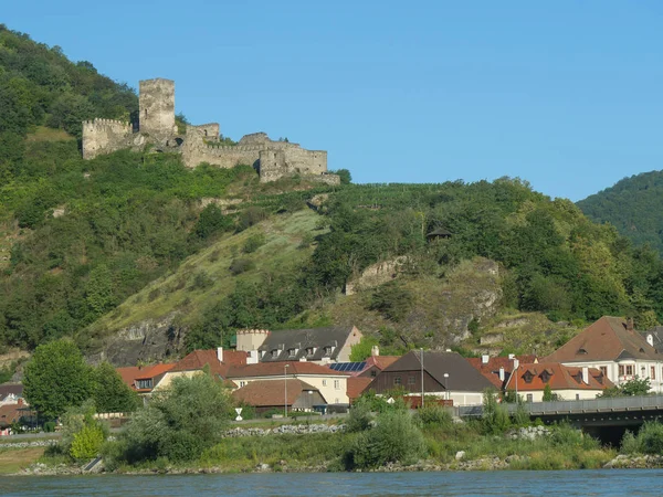 Tuna Nehri üzerinde bir nehir gezisi