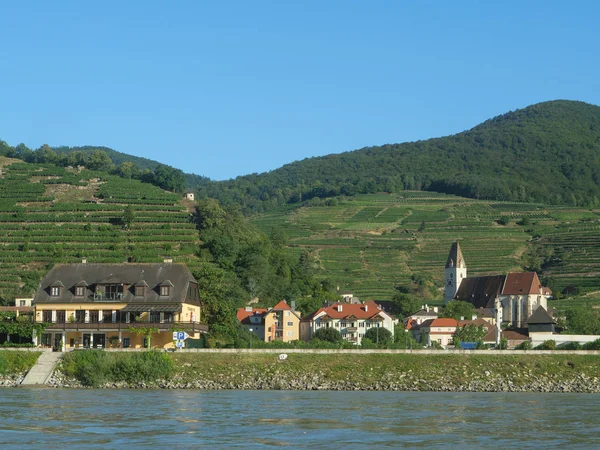 Tuna Nehri üzerinde bir nehir gezisi