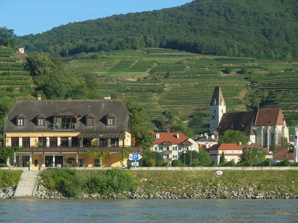 Tuna Nehri üzerinde bir nehir gezisi