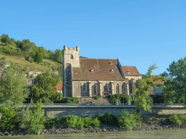 Tuna Nehri üzerinde bir nehir gezisi