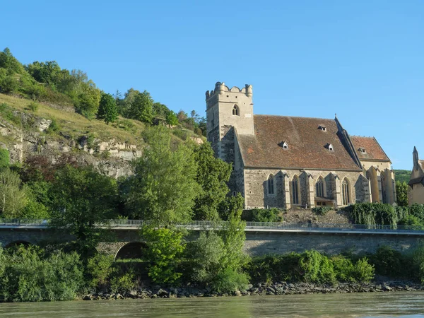 Tuna Nehri üzerinde bir nehir gezisi