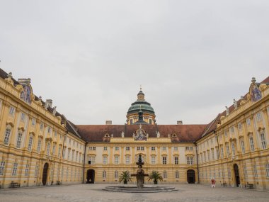 Manastır melk ve Tuna Nehri