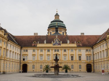 Manastır melk ve Tuna Nehri
