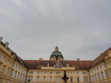 Manastır melk ve Tuna Nehri