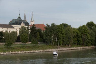 Tuna Nehri üzerinde bir nehir gezisi