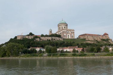 Tuna Nehri üzerinde bir nehir gezisi