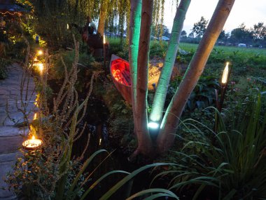 Bahçeye yaz akşamları