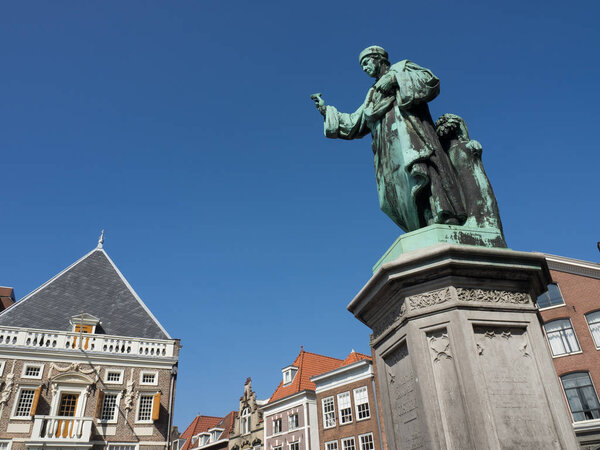 красивый город Гаарлем в низинах
