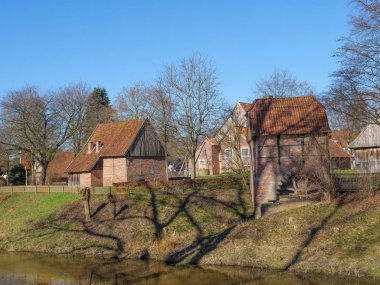 Almanya küçük bir nehir, eski evleri