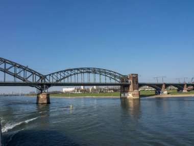 Almanya 'da Ren Nehri üzerinde nehir gezisi
