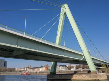 Almanya 'da Ren Nehri üzerinde nehir gezisi