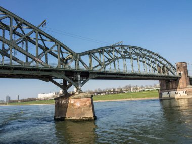 Almanya 'da Ren Nehri üzerinde nehir gezisi