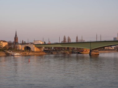 Almanya 'da Ren Nehri üzerinde nehir gezisi