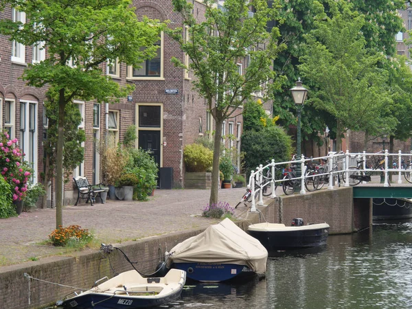 卡特维克一个齐和莱登市在荷兰 — 图库照片