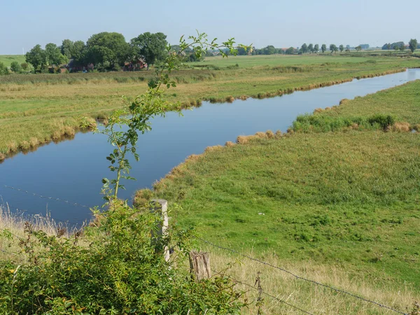 Almanya'da nehir ems de ditzum köyü