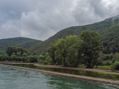 Almanya'da Bingen yakınlarındaki ren nehri