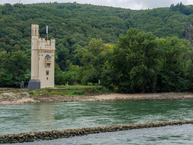 Almanya'da Bingen yakınlarındaki ren nehri
