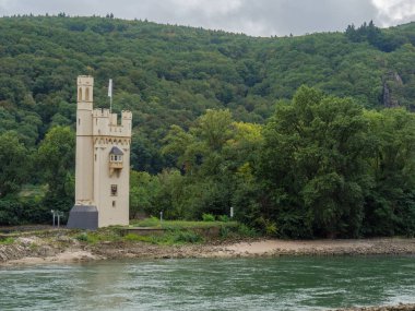 Almanya'da Bingen yakınlarındaki ren nehri
