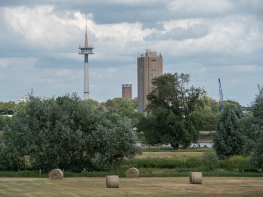 Wesel şehri ve Almanya 'daki Ren Nehri.