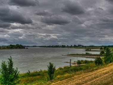 Wesel şehri ve Almanya 'daki Ren Nehri.