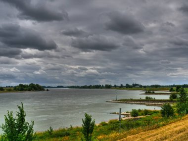 Wesel şehri ve Almanya 'daki Ren Nehri.