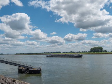 Ren nehri ve Almanya 'daki Emmerich şehri.