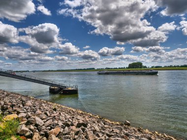 Ren nehri ve Almanya 'daki Emmerich şehri.