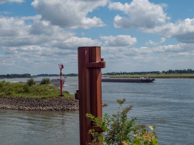Ren nehri ve Almanya 'daki Emmerich şehri.