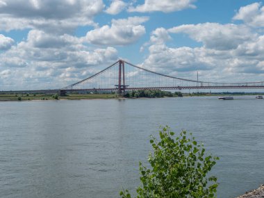 Ren nehri ve Almanya 'daki Emmerich şehri.